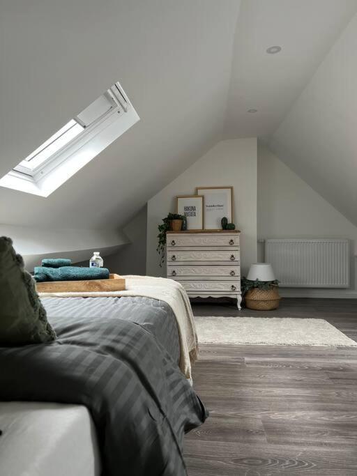 Lovely 2-bedroom Duplex W/ Balcony In Apartment