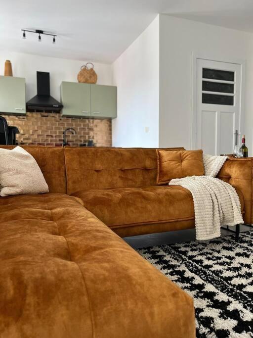 Lovely 2-bedroom Duplex W/ Balcony In Apartment
